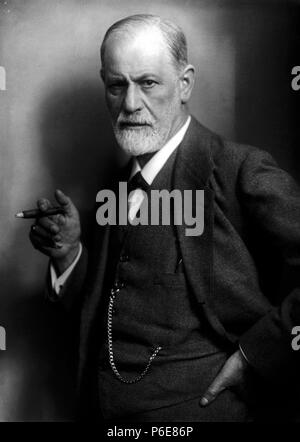 Deutsch : Sigmund Freud, Begründer der raucht Zigarre psychanalyser, eine. Anglais : Sigmund Freud, fondateur de la psychanalyse, tenant un cigare. Photographié par son beau-fils, Max Halberstadt, c. 1921 Español : Sigmund Freud, fundador del psicoanálisis, fumando. eština Zakladatel : psychoanalýzy kouí doutník Sigmund Freud. vers 1921 74 LA VIE de Sigmund Freud Banque D'Images