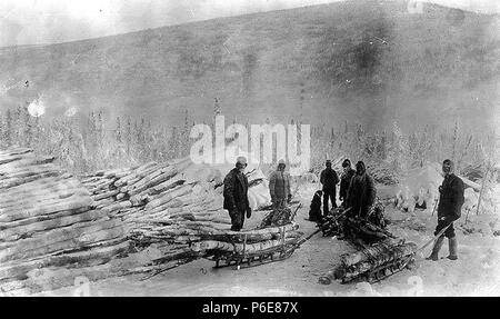 . Anglais : Six hommes transporter le bois sur des traîneaux, Adams Hill, janvier 1899 . Anglais : Au verso de l'image : quelques individus identifiés comme Wilson, Roper, Fairchild PH Coll 35,496 l'or du Klondike (sujets) LCTGM : traîneaux et luges--Yukon ; sciage--Yukon Sujets (LCSH) : transport de marchandises--Yukon . 1899 75 Six hommes transporter le bois sur des traîneaux, Adams Hill, janvier 1899 (132) SARVANT Banque D'Images