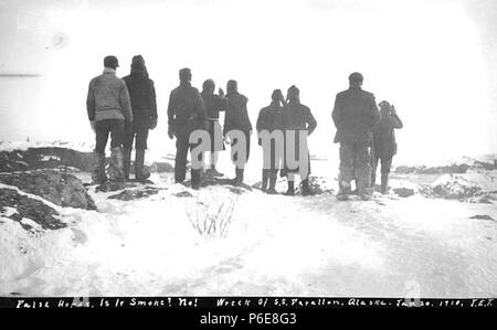 . Anglais : les survivants de l'épave du FARALLON à signes de sauvetage, la baie de Iliamna, janvier 1910 . Anglais : l'Alaska Steamship Co.'s goélette à vapeur qui Farallon desservies au sud-est de l'Alaska s'est échoué dans la baie de Iliamna le 5 janvier 1910. John M. Thwaites a été parmi les passagers naufragés. Légende le droit : de faux espoirs. C'est pas de fumée ! Épave de S.S. Farallon, Alaska, le 20 janvier 1910 . PH Coll 247,118 Sujets (LCTGM) : Alaska Steamship Co.--People--sujets de l'Alaska (LCSH) : naufrage victimes--Alaska Iliamna--Bay ; la survie après accidents d'avion, naufrages, etc.--Alaska Iliamna--Bay ; Po Banque D'Images