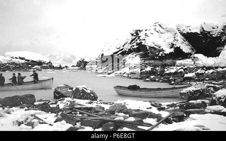 . Anglais : Survivants le déchargement du fret provenant de l'épave de la baie de Iliamna, FARALLON, janvier 1910 . Anglais : l'Alaska Steamship Co.'s goélette à vapeur qui Farallon desservies au sud-est de l'Alaska s'est échoué dans la baie de Iliamna le 5 janvier 1910. John M. Thwaites a été parmi les passagers naufragés. PH Coll 247,51 Sujets (LCTGM) : Alaska Steamship Co.--People--Alaska Alaska ; Steamship Co.--Équipement & fournitures--Alaska ; baie Iliamna (Alaska) Sujets (LCSH) : naufrage victimes--Alaska Iliamna--Bay ; la survie après accidents d'avion, naufrages, etc.--Alaska Iliamna--Bay ; transport de marchandises--Alaska--Il Banque D'Images