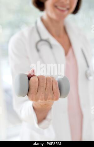 Female doctor holding part du poids. Banque D'Images