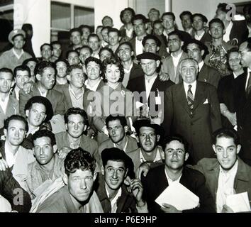 LA ACTRIZ Y CANTANTE SARA MONTIEL CON EMIGRANTES , PASTORES NAVARROS , QUE PARTEN PARA CANADA. OPERACION AÑO 1959 ALCE ,. Banque D'Images