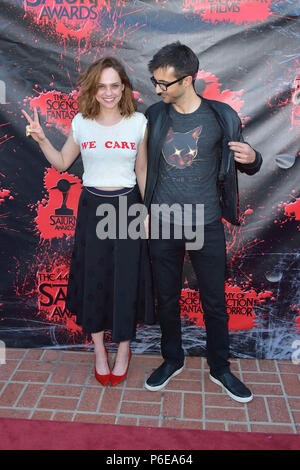 Fiona Dourif et Nick Antosca participant à la 44e conférence annuelle des Récompenses de Saturne 2018 au naufragé le 27 juin 2018 à Burbank, Californie. Banque D'Images