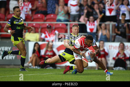 St Helens Regan Grace marque son quatrième essai côtés du jeu pendant le match de championnat Super Betfred au stade totalement méchants, St Helens. Banque D'Images