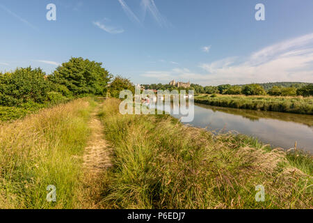 Un sentier longeant la rivière Arun vers Arundel, West Sussex, UK. Banque D'Images