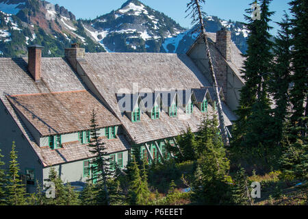 Le Paradise Inn lodge hotel niché dans les arbres sur le Mont Rainier. Banque D'Images