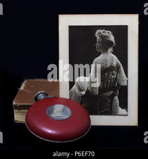 Livres Anciens, usés, photo de mariage de la grand-mère, grand-mère de flask Banque D'Images