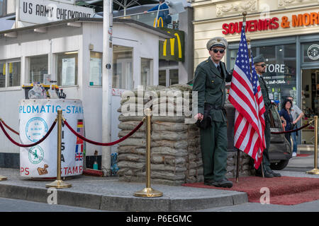 Au cours de la 'guerre froide' le Checkpoint Charlie était l'un des plus célèbres des frontières dans le monde. De nos jours, il est une attraction touristique majeure dans Banque D'Images