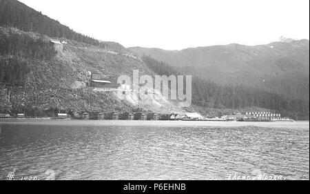 . Anglais : Gastineau Alaska Mining Company, Thane, ca. 1912 . Anglais : Légende sur l'image : Thane, Alaska PH Coll 247,445 Nommé en 1914 pour Bartlett L. Thane, 1878-1927, directeur général de l'Alaska Gastineau Mining Co. qui avait son moulin ici. Bartlett Thane est né en Californie et est allé à l'Alaska en 1897. Le nom 'Sheep Creek" qui était à l'origine le nom des mineurs pour la ville, a été publié par l'USC&GS dans le pilote de la côte 1901 mais plus tard a été changé en "Thane" par BGN. La ville a été fondée en 1881 à la suite d'opérations minières dans le voisinage. Depuis la Seconde Guerre mondiale, la population n'a cessé d'aug Banque D'Images