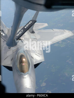 Un F-22A Raptor affecté à la base aérienne Tyndall, en Floride, se prépare à être ravitaillé par un KC-135 Stratotanker aéronefs affectés à la base aérienne MacDill, Floride, le 18 juin 2018. Accueil à 24 MacDill EST KC-135s et fournit une mobilité mondiale. (U.S. Air Force photo par un membre de la 1re classe Ryan C. Grossklag) Banque D'Images