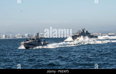 180627-N-NT795-776 SAN DIEGO (27 juin 2018) marins affectés à l'Escadron fluviales côtières (CRS) 3 sont en cours à bord de mer de 34 pieds arche et Mark VI Le bateau de patrouille au cours d'un actif de grande valeur intégrée (HVA) mission d'escorte en transit dans le cadre du problème de l'évaluation finale (BCS) menée par groupe fluviales côtières (CRG) 1 Unité de formation et d'évaluation. CRG fournit une capacité essentielle pour défendre les biens de grande valeur dans le vert et bleu de l'eau de l'environnement et fournissant des ensembles de forces Adaptive déployable (AFP) dans le monde entier dans un système intégré de conjointes et combinées, théâtre des opérations. (U.S. Phot de la marine Banque D'Images