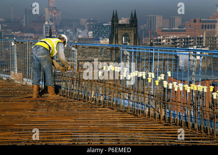 Bouchons de sécurité sur les lieux de l'homme sur la construction d'armature de chantier à Leeds, Yorkshire avec bouchons en plastique d'armature de sécurité Banque D'Images