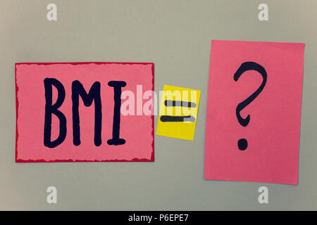 Main conceptuel écrit, indiquant l'IMC. Texte photo entreprise détermine l'indice de masse corporelle Poids santé à l'égard de papier hauteur signe égal quest Banque D'Images