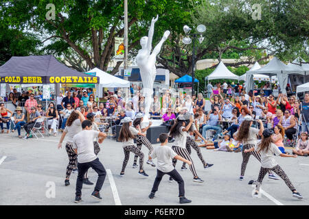 Floride,Coral Gables,Festival culturel hispanique,événement latino-américain,groupe de danse,interprète,danse,public,im ethnique latino-américaine hispanique Banque D'Images