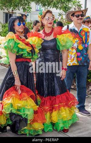 Floride, Coral Gables, Festival culturel hispanique, danseur latino-américain interprète, costume typique, Baile del Garabato, Barranquilla Carnival folklore, HISP Banque D'Images