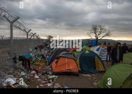 Un aperçu général montre une partie d'un camp de fortune pour les migrants et les réfugiés de l'Greek-Macedonian frontière près du village grec de Idomeni. Banque D'Images