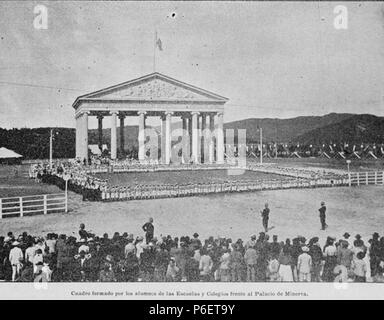Español : fêtes de Minerve ; estudiantes haciendo un cuadro frente al Templo de Minerva de la Ciudad de Guatemala. Publicada en La Locomotora, revista guatémaltèque. 1907 59 La Locomotora 1906 minervalias recuadro Banque D'Images