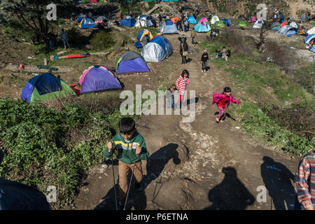 Un aperçu général montre une partie d'un camp de fortune pour les migrants et les réfugiés de l'Greek-Macedonian frontière près du village grec de Idomeni. Banque D'Images