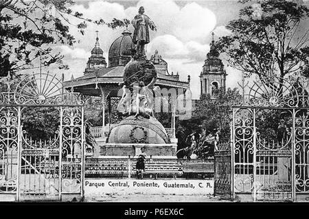 Español : Estatua de Cristóbal Colón en la Plaza de Armas de Guatemala. En 1900 prácticamente. 1900 11 Colonparque1900 Banque D'Images
