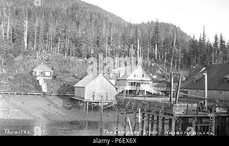 . Anglais : magasin d'entreprise et d'autres bâtiments, Kasaan, ca. 1912 . Anglais : Légende sur l'image : 'l'entreprise' Store, Kasaan, Alaska PH Coll 247,577 Kasaan est situé sur le côté est de l'Île du Prince de Galles sur la baie Kasaan, 30 miles au nord-ouest de Ketchikan. Territoire Tlingit de l'origine, Kasaan tire son nom du mot tlingit qui signifie "jolie ville.' Haidas a migré vers le nord des îles de la Reine Charlotte au début des années 1700 à l'île et a créé le village maintenant connue sous le nom de 'vieux' Kasaan 7 miles au sud sur bras Skowl. En 1892, le Queen mine de cuivre, camp, scierie, d'un bureau de poste et magasin ont été construites o Banque D'Images