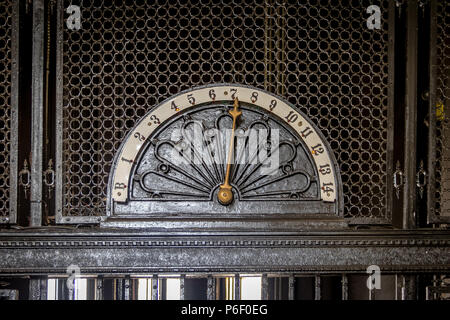 Détail de l'ancien ascenseur à Palacio Barolo Barolo (Palace) intérieur - Buenos Aires, Argentine Banque D'Images