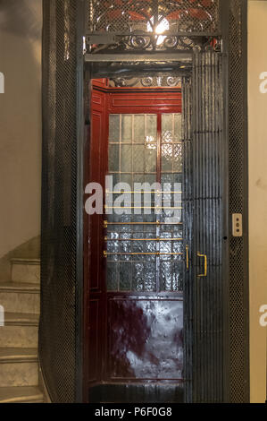 Détail de l'ancien ascenseur à Palacio Barolo Barolo (Palace) intérieur - Buenos Aires, Argentine Banque D'Images