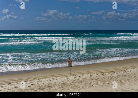 Broadbeach Australie - Mars 13, 2018 : Noswimming waring. Broadbeach est une banlieue de la ville de Gold Coast, Queensland, Australie. Au recensement de 2011, Banque D'Images