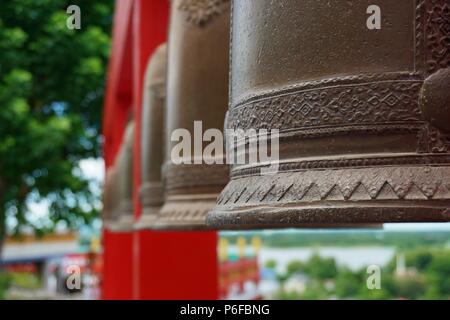 Bell en Wat Tham Khao Noi ( Tham Khao Noi temple ) Kanchanaburi, Thaïlande Banque D'Images