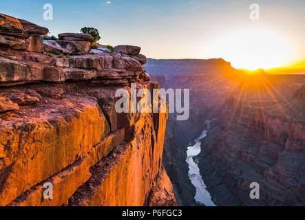 Vue panoramique de Toroweap surplombent au lever du soleil dans la rive nord, le parc national du Grand Canyon, Arizona, USA. Banque D'Images