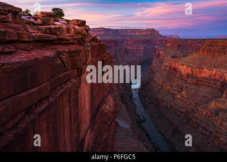 Vue panoramique de Toroweap surplombent au coucher du soleil à North Rim, le parc national du Grand Canyon, Arizona, USA. Banque D'Images