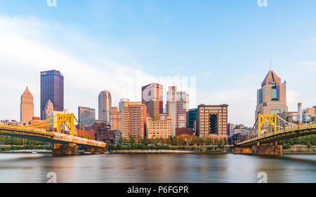 Pittsburgh, Pennsylvanie, USA : 8-21-17. pittsburgh skyline at sunset avec reflet dans l'eau. Banque D'Images