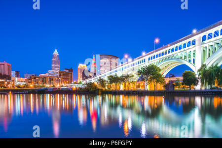 L'horizon d'une réflexion au Cleveland,nuit,cleveland ohio,USA. Banque D'Images