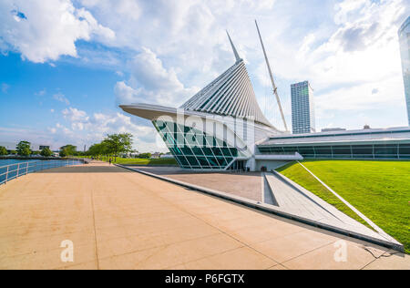Milwaukee Art Museum, Milwaukee, WI, USA, 8-9-17 : Milwaukee Art Museum avec fond de ciel bleu. Banque D'Images