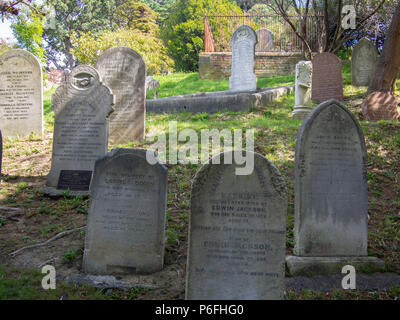 Pierres tombales anciennes au cimetière dans l'Édifice Wellington Botanic Gardens Banque D'Images