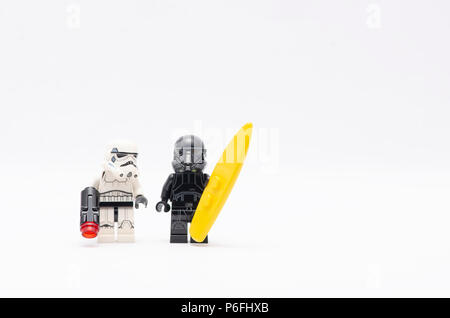 Storm troopers regarder death trooper tenant une voile. Figurines Lego sont fabriqués par le groupe Lego. Banque D'Images