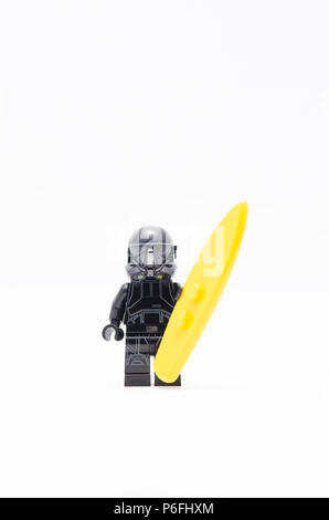 Le cavalier de la mort tenant une voile. Figurines Lego sont fabriqués par le groupe Lego. Banque D'Images