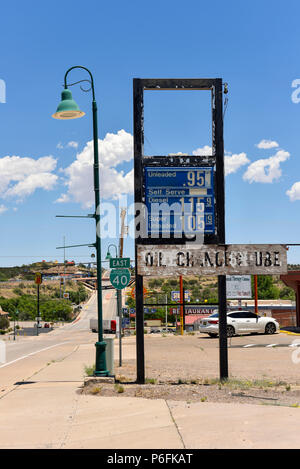 Une vieille station d'essence signe sur la Route 66 dans la région de Santa Rosa, Nouveau Mexique Banque D'Images