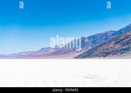 Mauvaise qualité de l'eau paysage bassin sur journée ensoleillée ,Death Valley National Park, California, USA. Banque D'Images
