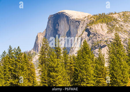 Demi dôme à sur journée ensoleillée,du Parc National Yosemite en Californie, USA. Banque D'Images