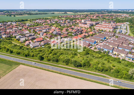 Vue aérienne de la banlieue à la périphérie de Wolfsburg en Allemagne, avec des maisons mitoyennes, jumelées et les maisons isolées, les terres cultivables de la f Banque D'Images