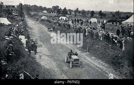 1903 Trophée Gordon Bennett. De Knyff passe Winton réparait sa voiture. Banque D'Images