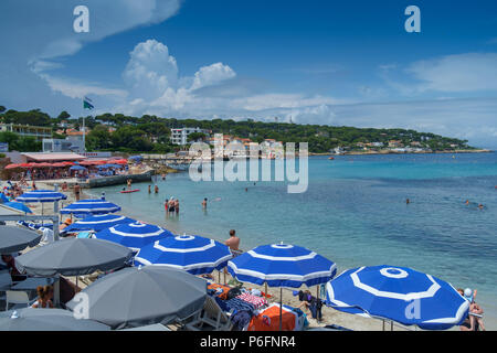 La plage de la Garoupe, Antibes, France : une scène d'été avec le soleil en profitant du soleil, du sable et de la mer. Banque D'Images
