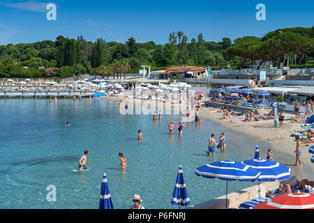 La plage de la Garoupe, Antibes, France : une scène d'été avec le soleil en profitant du soleil, du sable et de la mer. Banque D'Images