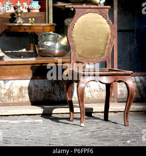 Ancien président ruiné en face d'un magasin d'antiquités Banque D'Images