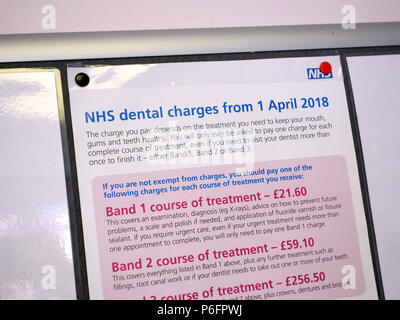 Avis importants Aide et conseils pour les patients à une chirurgie dentaire, comprend des affiches re NHS frais dentaires d'avril 2018 Banque D'Images