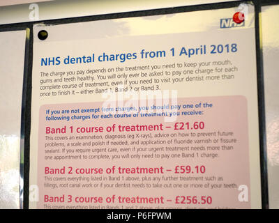 Avis importants Aide et conseils pour les patients à une chirurgie dentaire, comprend des affiches re NHS frais dentaires d'avril 2018 Banque D'Images