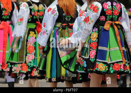 Les femmes locales. les filles habillés en costumes folkloriques traditionnels de la région de Lowicz, région de Pologne, au cours de célébration annuelle de la procession du Corpus Christi. Banque D'Images