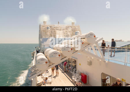 Les radeaux sur le Pont Aven de Brittany Ferries bateau de croisière au-dessus du pont d'observation / soleil tribord Banque D'Images