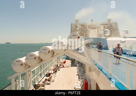 Les radeaux sur le Pont Aven de Brittany Ferries bateau de croisière au-dessus du pont d'observation / soleil tribord Banque D'Images