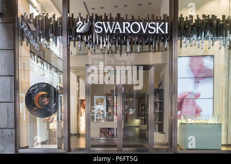 Milan, Italie - 10 août 2017 : Boutique Swarovski dans un quartier chic de Milan, Corso Vittorio Emanuele II (près de la Piazza Duomo) Banque D'Images